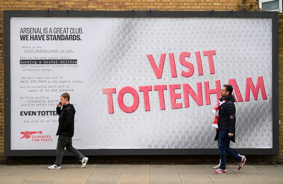 Il cartellone pubblicitario dei Gunners For Peace con scritto “Visit Tottenham”, 23 aprile 2025 (Justin Setterfield/Getty Images)