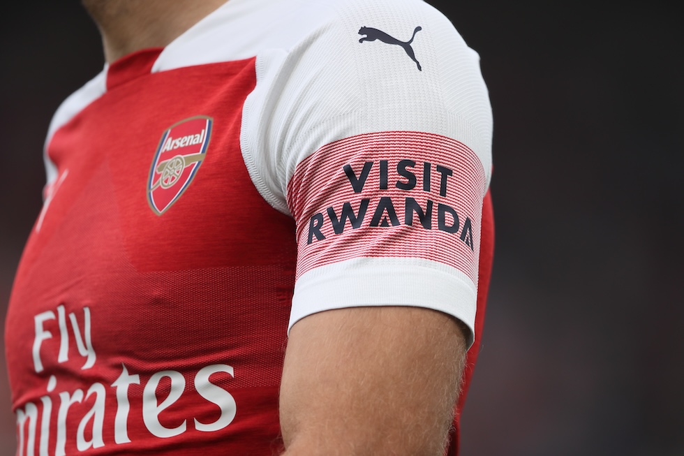 Lo sponsor Visit Rwanda sulla maglia dell’Arsenal nel 2018 (Matthew Ashton – AMA/Getty Images)